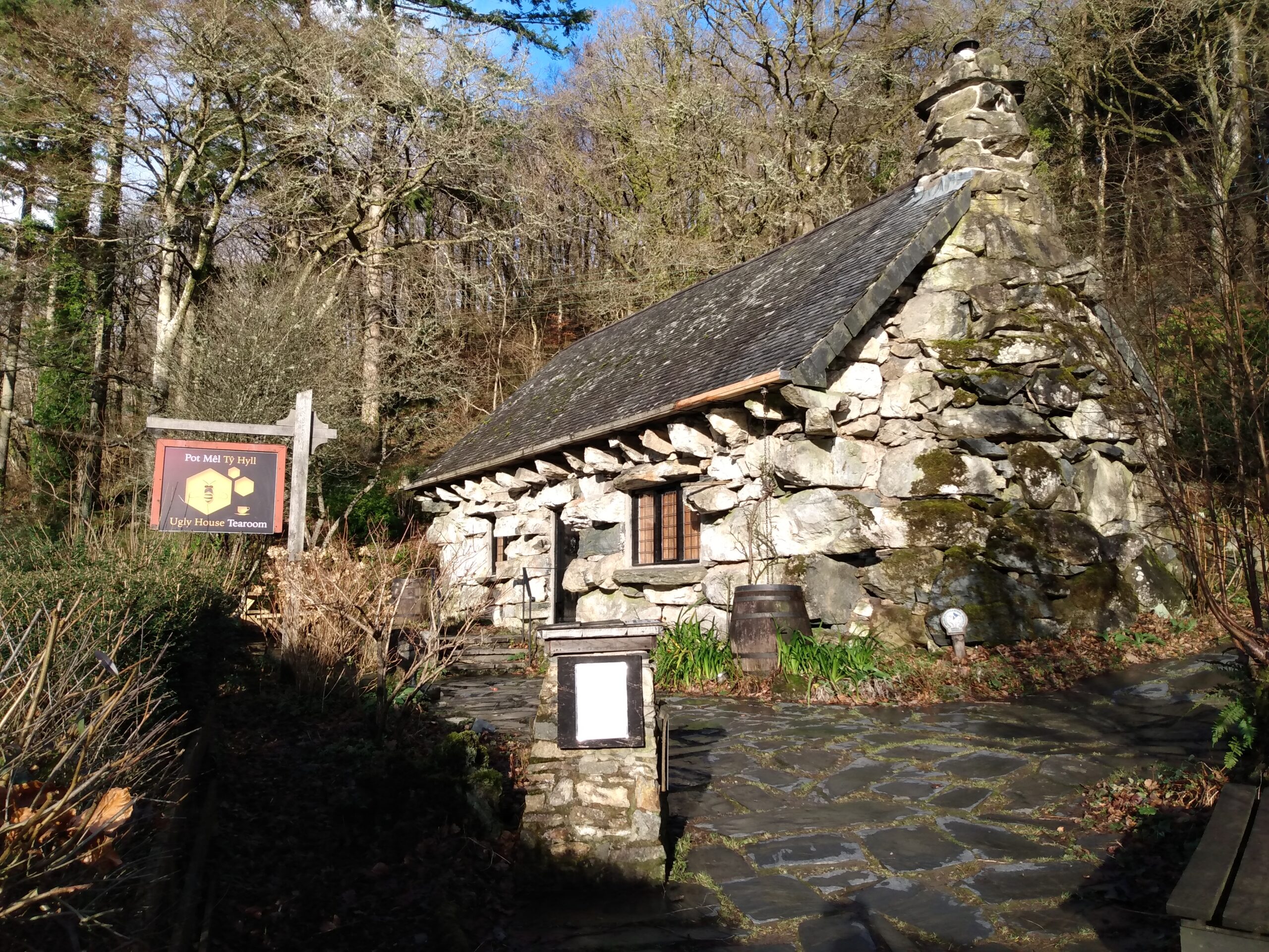 Cymdeithas Eryri yn chwilio am berchennog newydd ar gyfer Tŷ Hyll hanesyddol